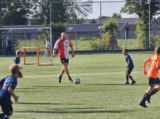 Laatste training S.K.N.W.K. JO8-1 (partijtje tegen de ouders) van maandag 2 juni 2025 (21/123)